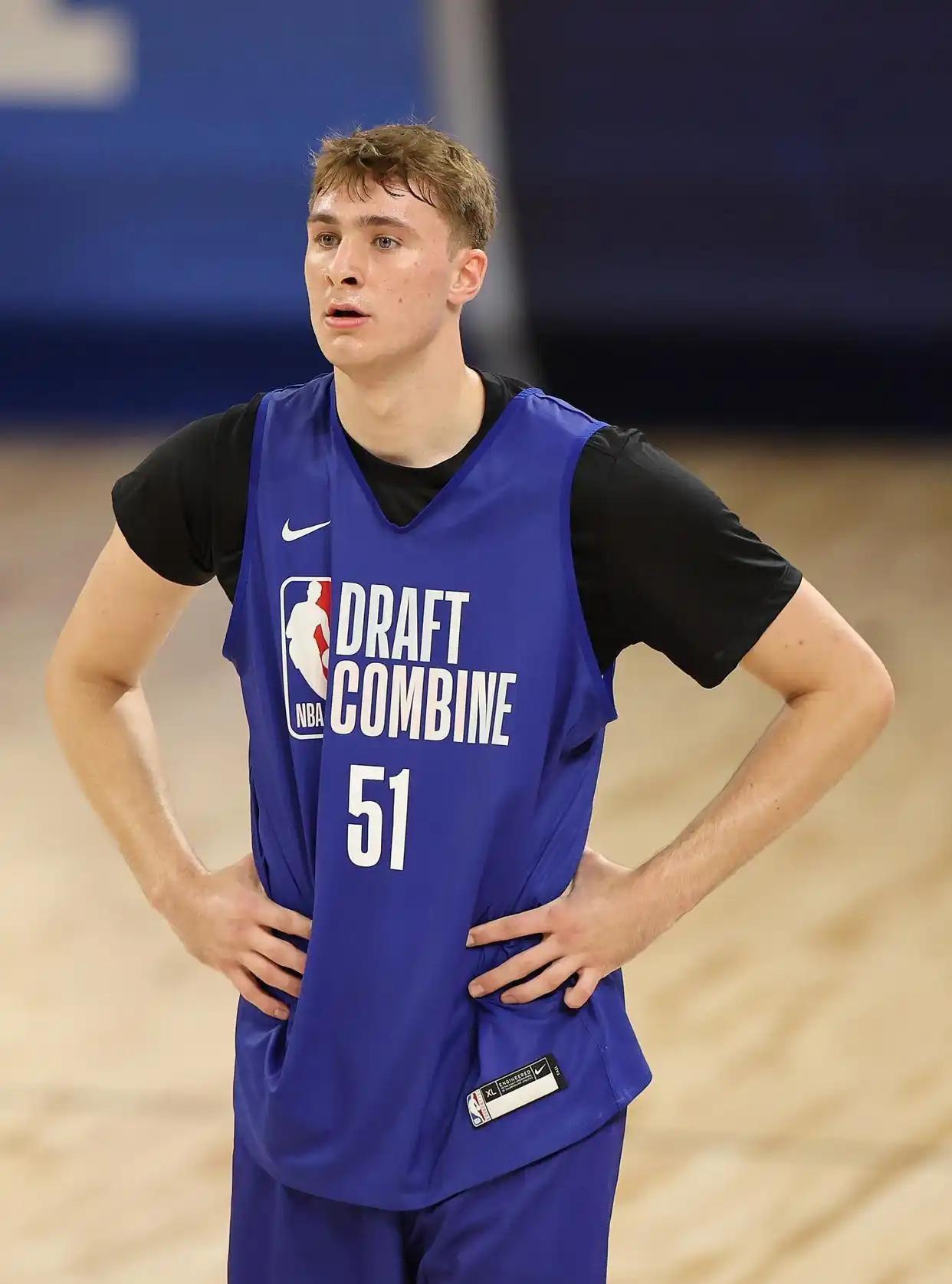 NBA选秀小绿屋最新名单出炉：弗拉格领衔，杨瀚森落选具体名单如下：1、弗拉格