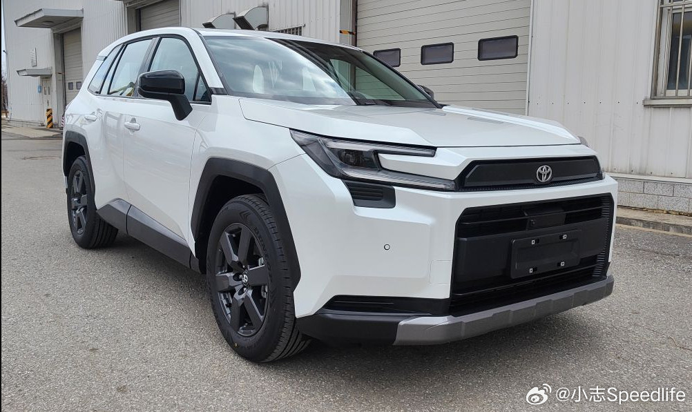 一汽丰田全新RAV4荣放公布了，可以理解为是国外WOODLAND版！车身尺寸方面