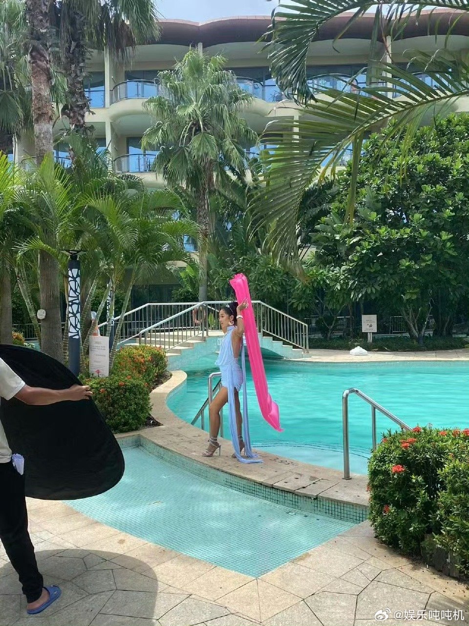 万宁偶遇吉克隽逸吉克隽逸在万宁被偶遇，穿搭夏天又时髦，举充气漂浮板的动作有点奇