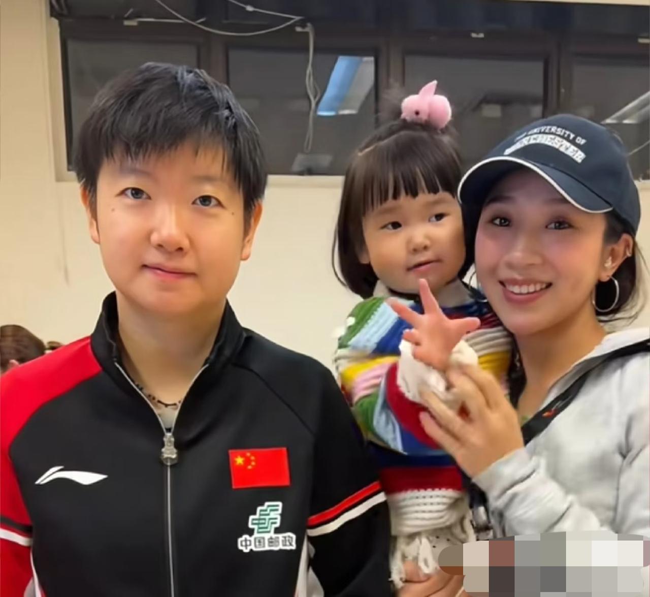 孙颖莎与黄镇廷的女儿合影啦—-楹楹真的好团宠哦香港总决赛期间，莎莎与大圣的女