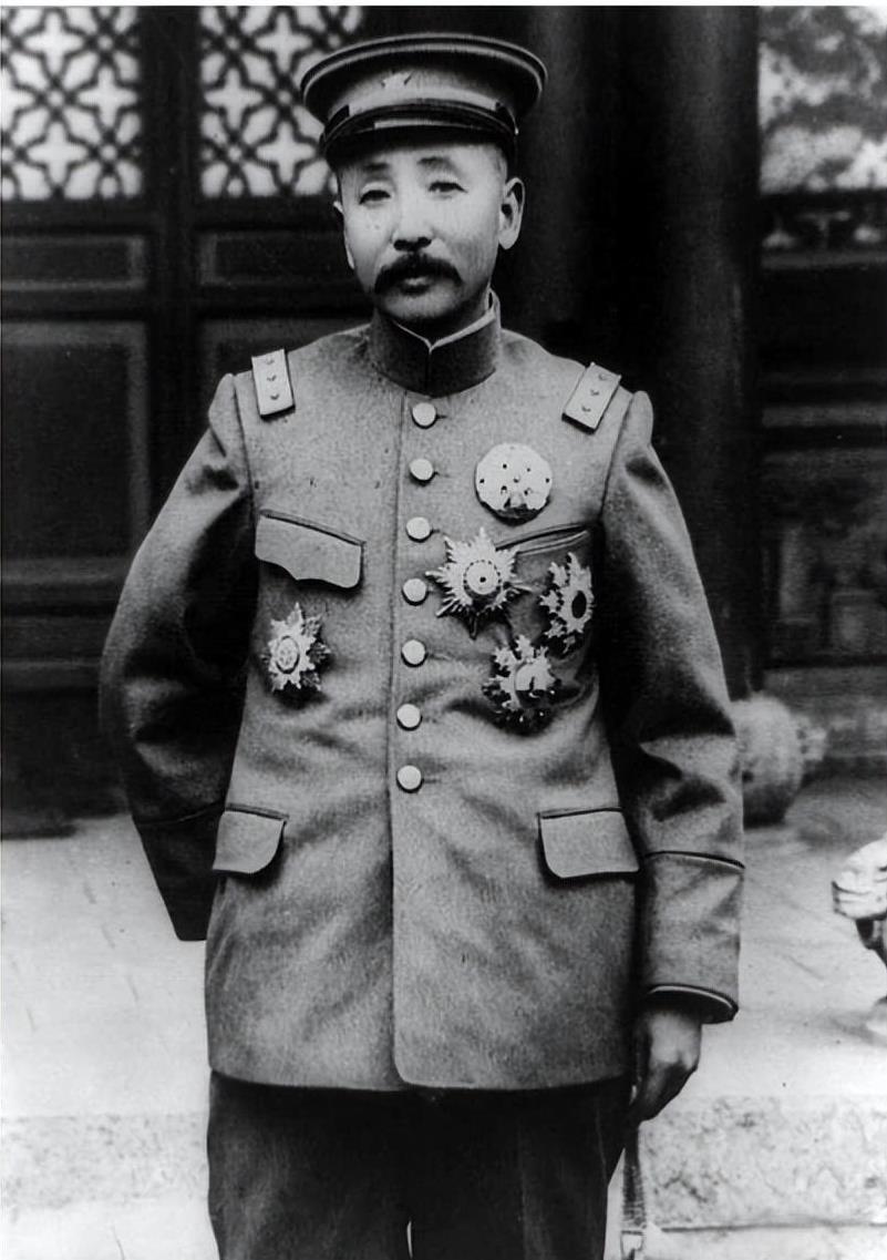 1926年左右，张作霖看了看账房先生递过来的填好的票据，张作霖批示的时候，既不签