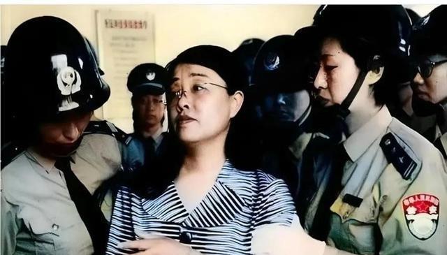 1999年银行职员杨淑华押到刑场执行死刑，临刑前她还精心描眉画妆，身穿崭新的条纹
