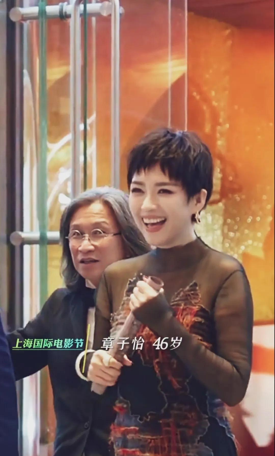 章子怡好漂亮啊！短发造型更精神了！随便大笑脸不崩的超级美人！#章子怡#