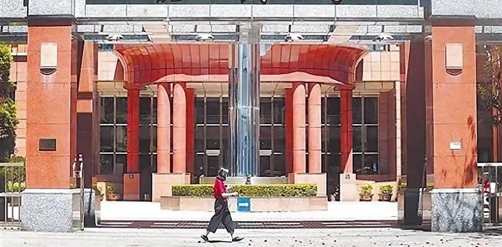 台湾人人羡慕的公务员铁饭碗，现在居然没人抢、还留不住了！过去十年，台湾考公职