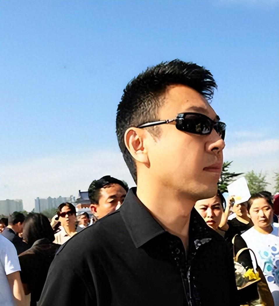 他曾是央视的门面，却被人传私生活混乱，甚至造谣他10年换5任妻子，从央视离职的他