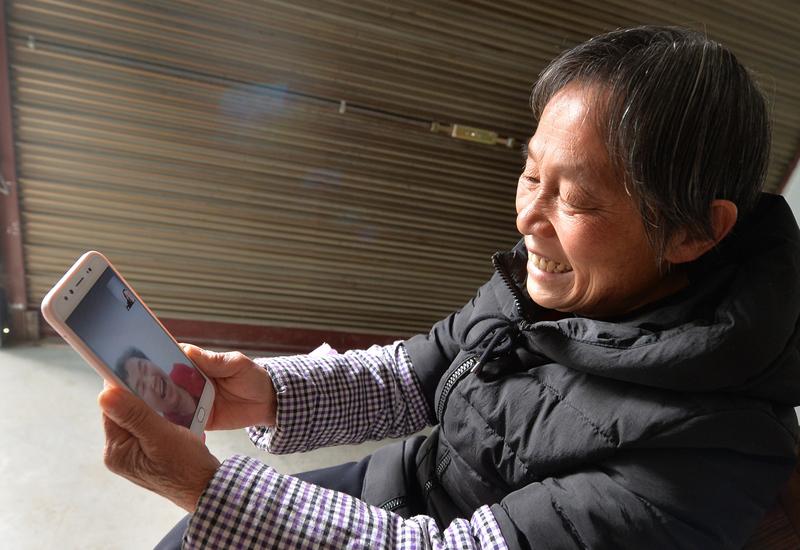 江苏南京这事儿，真让人心里一暖。女子跟婆婆要1000块买大衣，本是老公提议的挑战