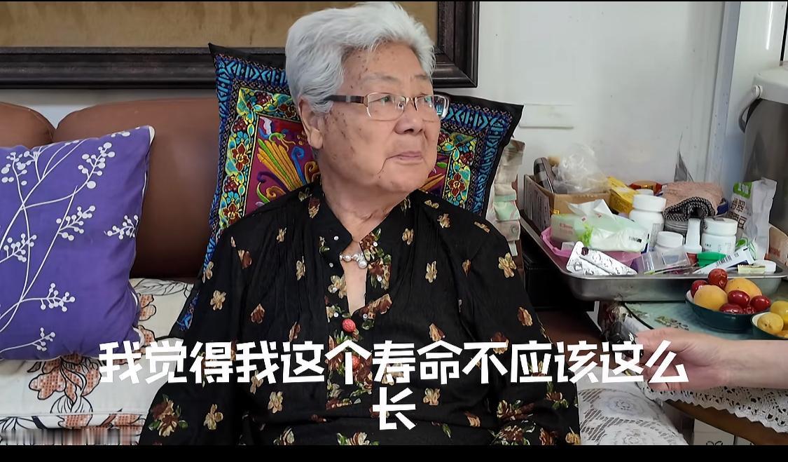 87岁的老人时常和儿子说“我这个寿命不应该这么长”，她自嘲像“蜡烛两头烧”，每天