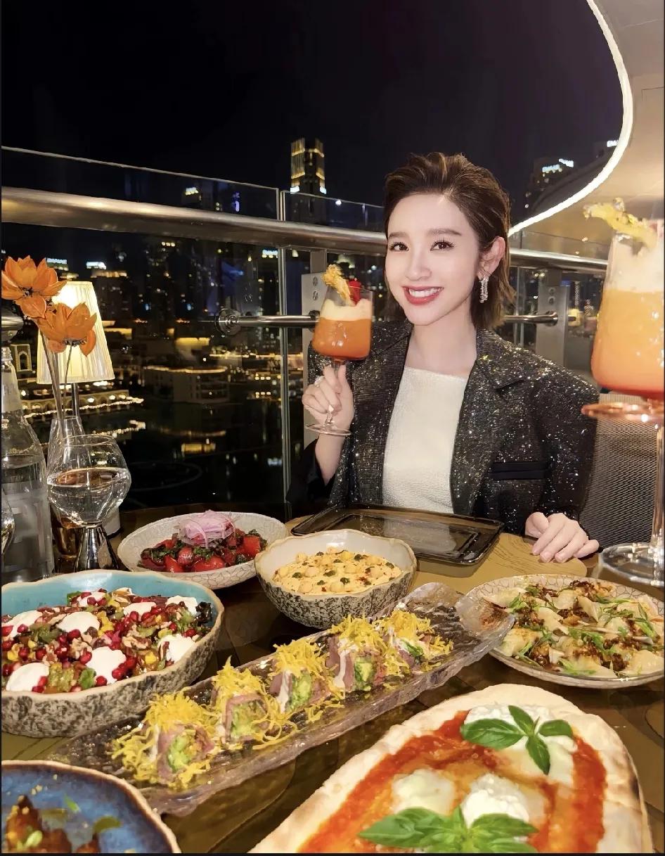 张若昀唐艺昕一定不会塌房了，因为他是真把唐艺昕宠成了小公主。看到她在迪拜游玩的