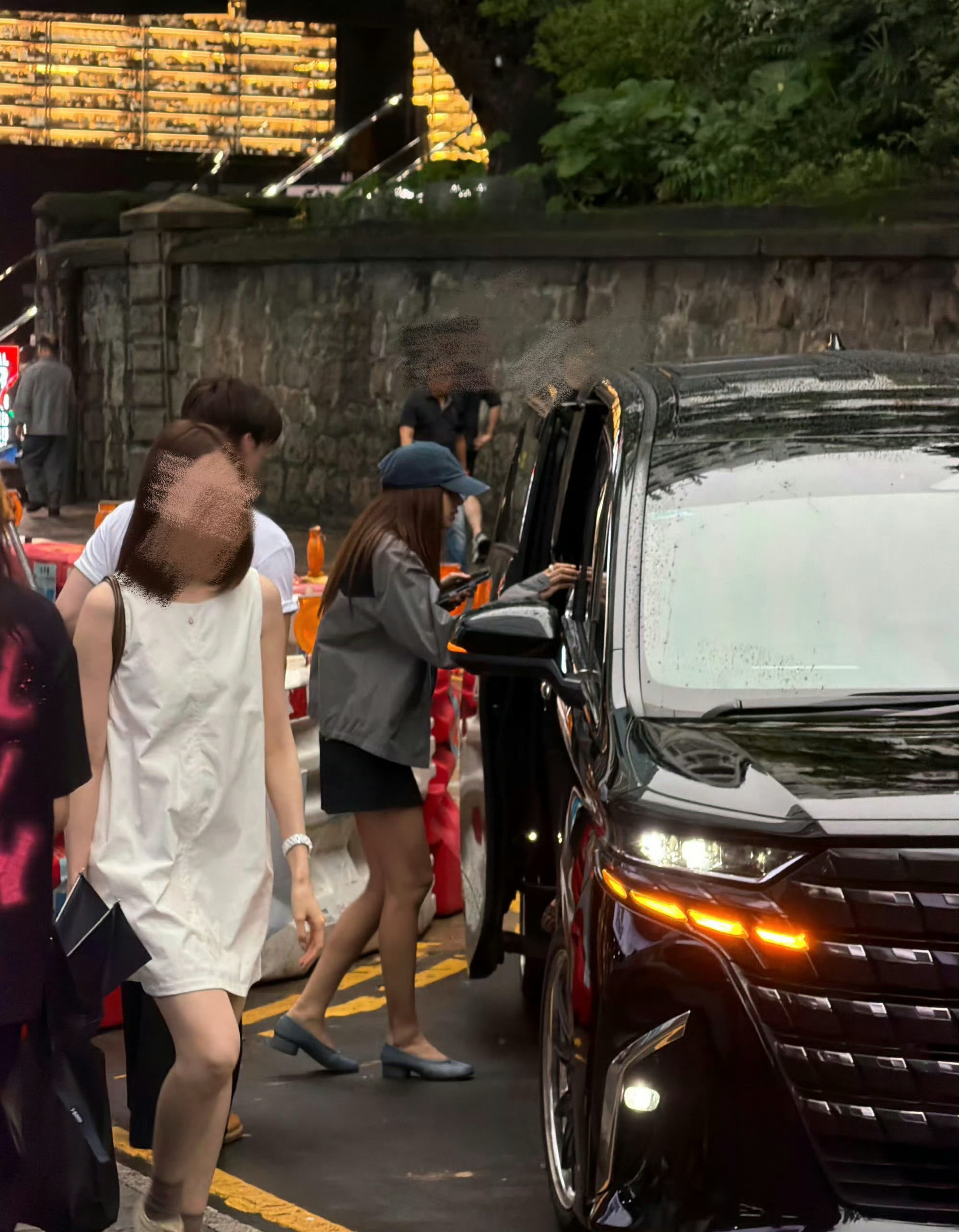 今天逛街偶遇Lisa网友靠分趾鞋认出Lisa