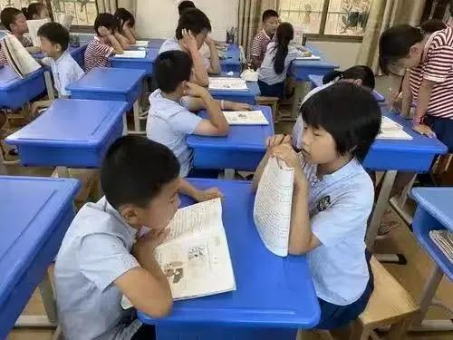 小学最重要的压根儿就不是成绩。你们想，为啥现在好多小学生都抑郁了呢？其实根本