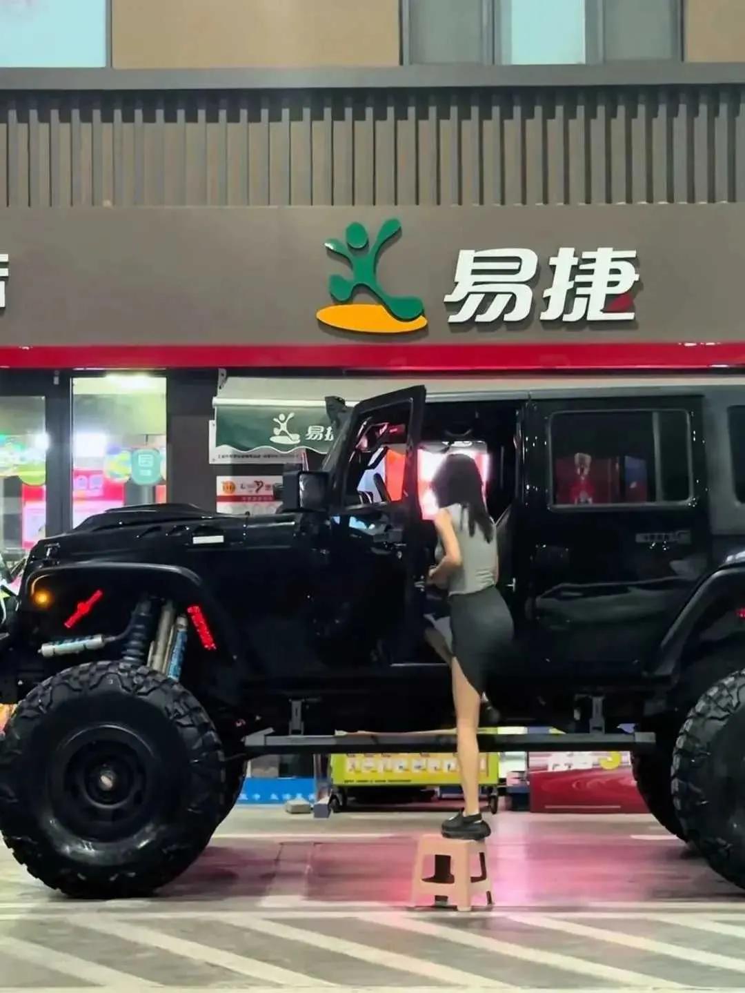 时尚是个轮回，车也是，以后有脚凳，现在有“车凳”。