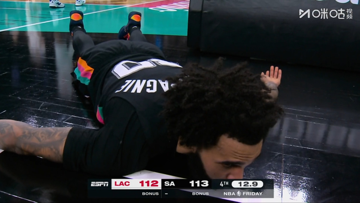 尚帕尼趴地上这姿态没忍住哈哈哈准备起飞！马刺