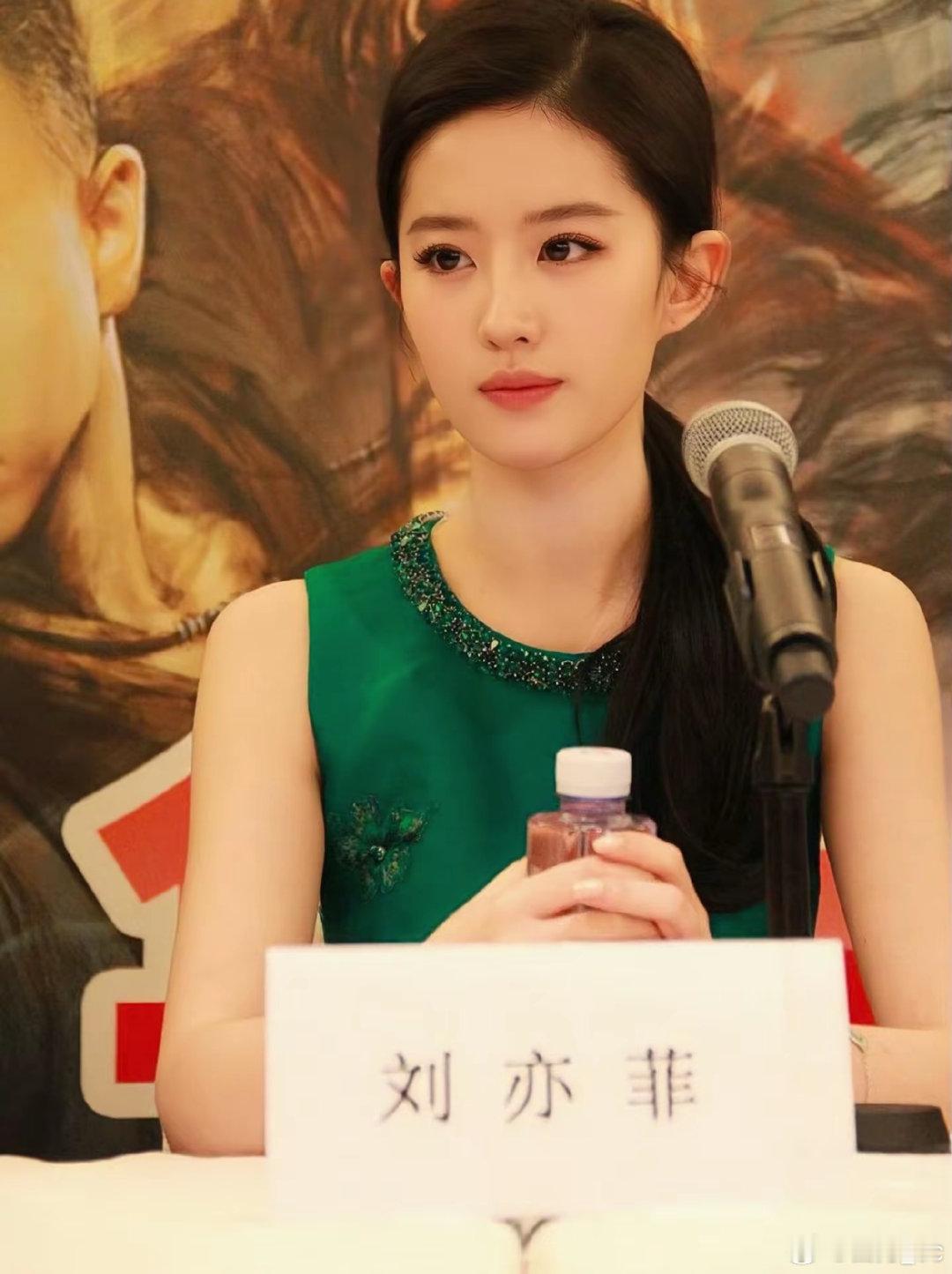 #刘亦菲##刘亦菲##一人一句祝祖国生日快乐#🎵漂亮的御姐有杀气～◎茜茜宝贝国庆节快乐呀🐰​