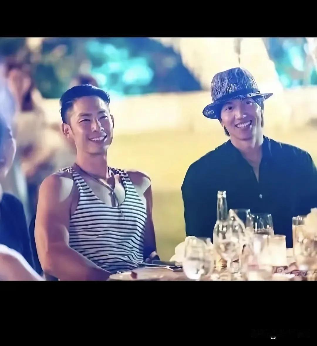 最沉默的人，推开了那扇门。你以为的疏远：周渝民没出现在朱孝天的婚礼合影里。实