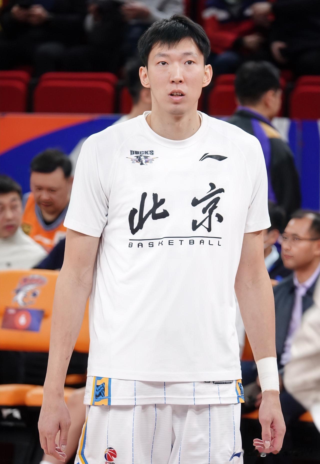 关于周琦的腰伤许利民说出了原因根本不是大家想的那样，而是周琦在打深圳那场比