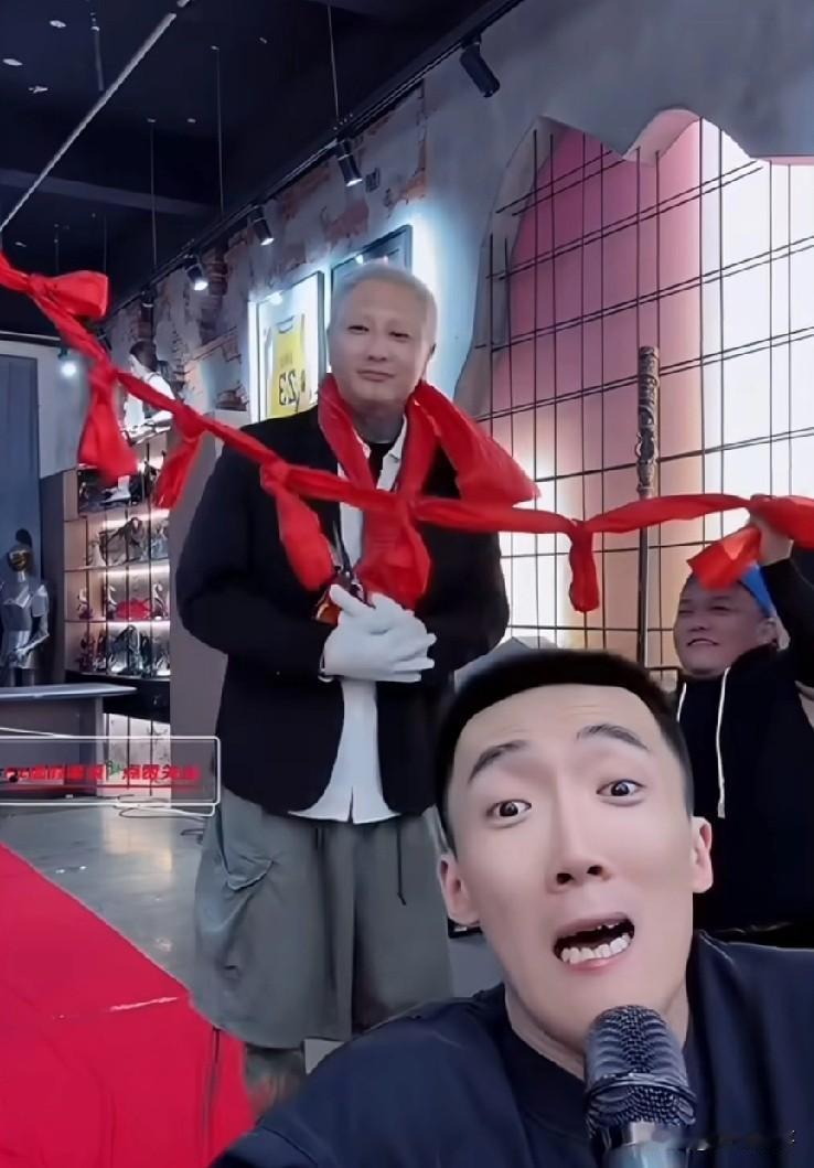 方丈：模仿驴家大舞台开业，巴扎黑离婚拿证，来了一场“教科书般的”坑礼物直播，又是