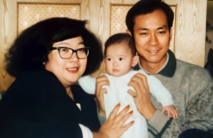 2008年，沈殿霞在奄奄一息之际突然清醒过来，女儿郑欣宜紧张地问她还有什么事情要