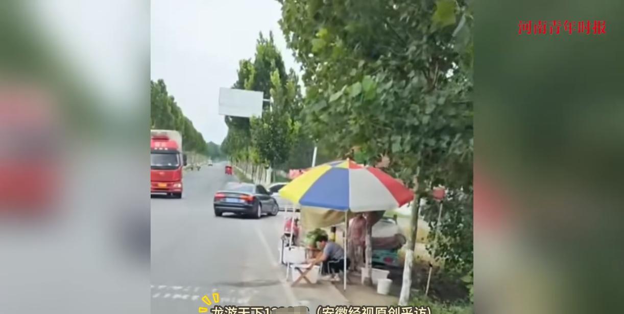 “看哭了！”8月27日，山东临沂，一位货车司机在经过县道时，发现路边有卖西瓜的瓜