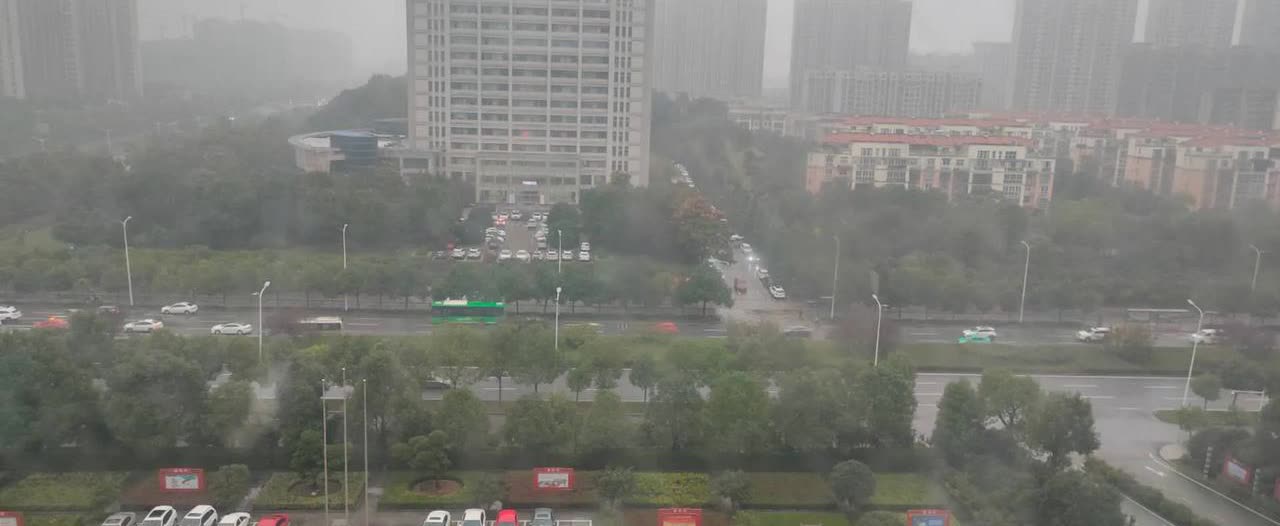 幽你一默:一男子站在高楼顶层上想往下跳，他的好哥们就劝他，你怎么这么想不开，你要