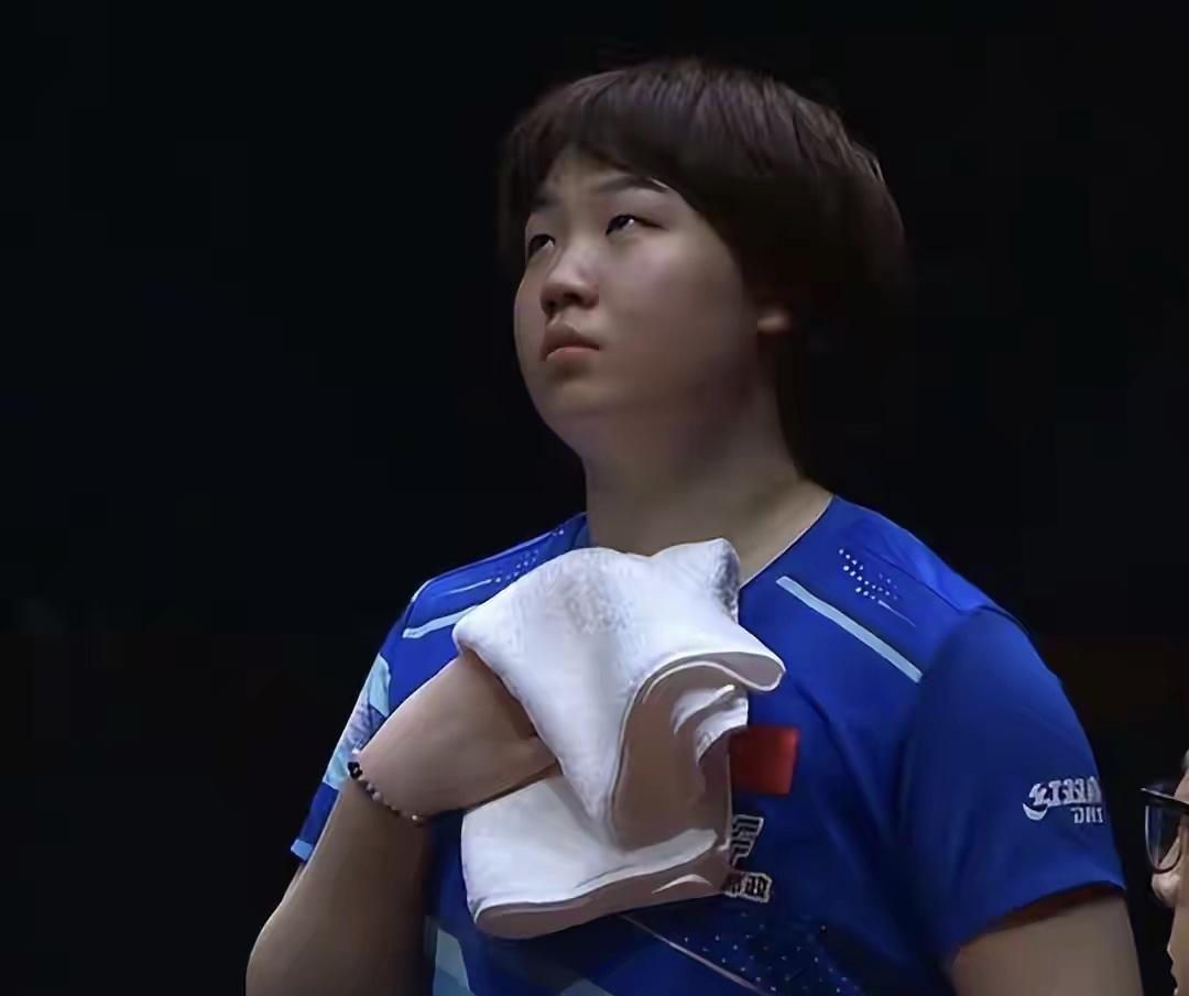 孙颖莎赢下这场比赛，最让人动容的不是她最终举起了拳头，也不是比分牌上那个