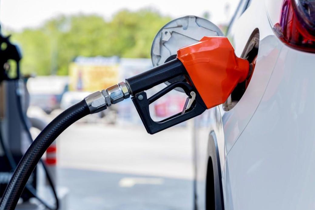 各位车主注意，今晚24时，国内油价就要迎来今年以来最大幅度的上调了。不管是开