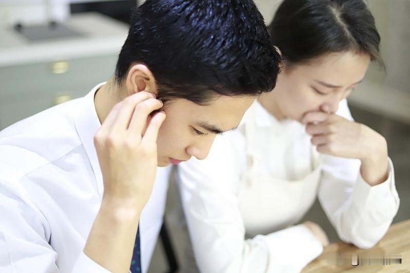 男女之间关系的本质是什么?男女之间关系的本质还是动物本能。男人想方设法讨好女人