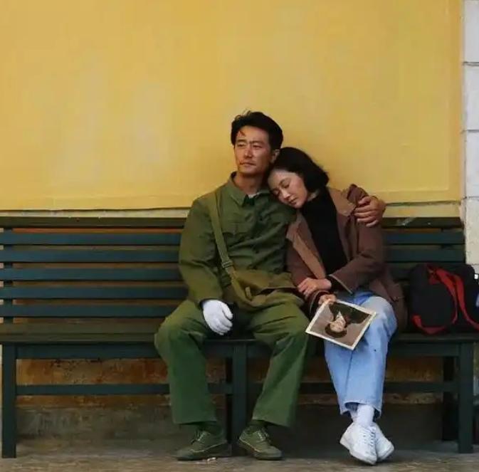 《芳华》是2017年上映，现在又火了！因为过去的8年，经济环境的变化，人生阅历的