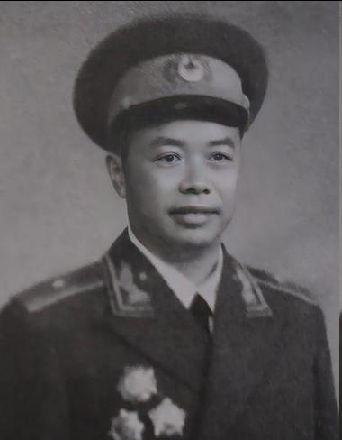 1983年秋天，一个将军蹲在农村院子里，向一个剥玉米的老妇人提了两个要求，却被拒
