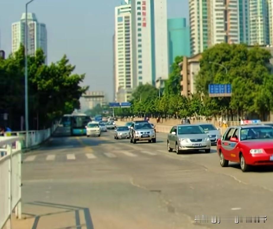 几张拍摄于2008年时期深圳红岭路的老照片。原来2008年不知不觉已经是18年前