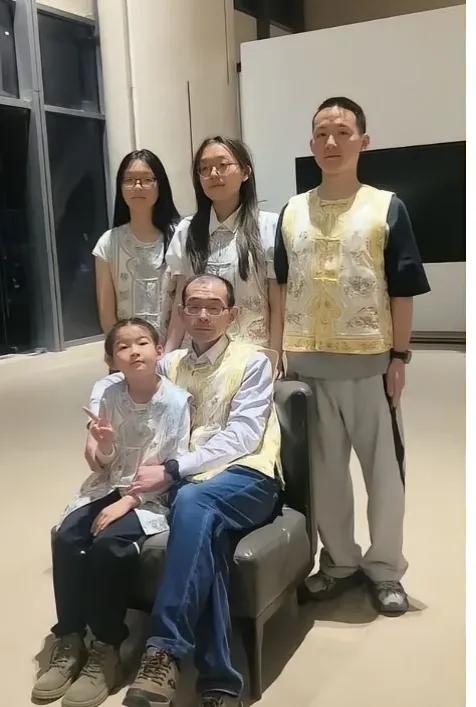 发现了吗？谢浩男家的全家福，全员不开心。我认为最大的原因是：妈妈不在