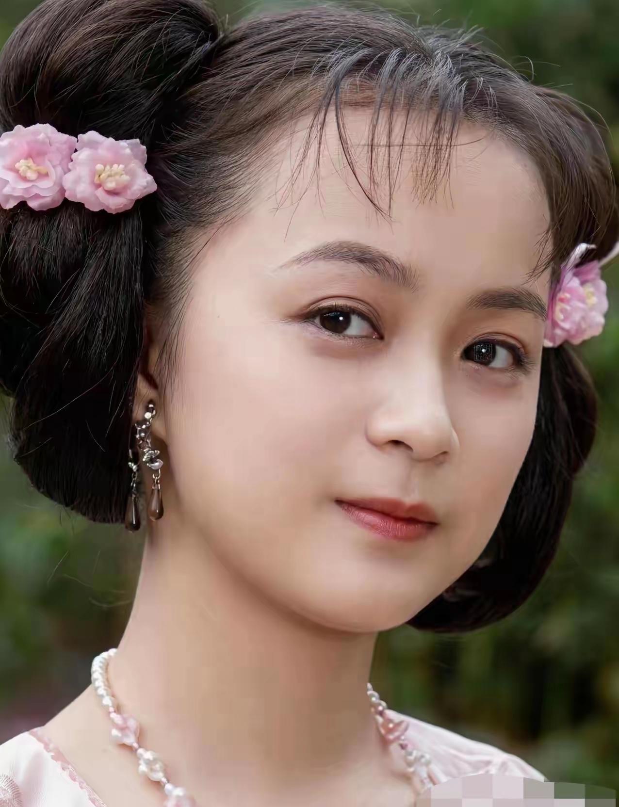 难怪名导执意娶她！年轻时期的陈红容貌惊艳众人，纯天然颜值动人心魄。😯[比心