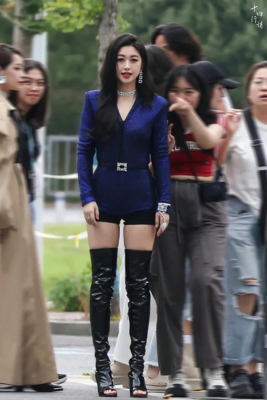 感觉朱珠的老公真配不上她？这小蛮腰，大长腿，腰臀比，真是绝了。