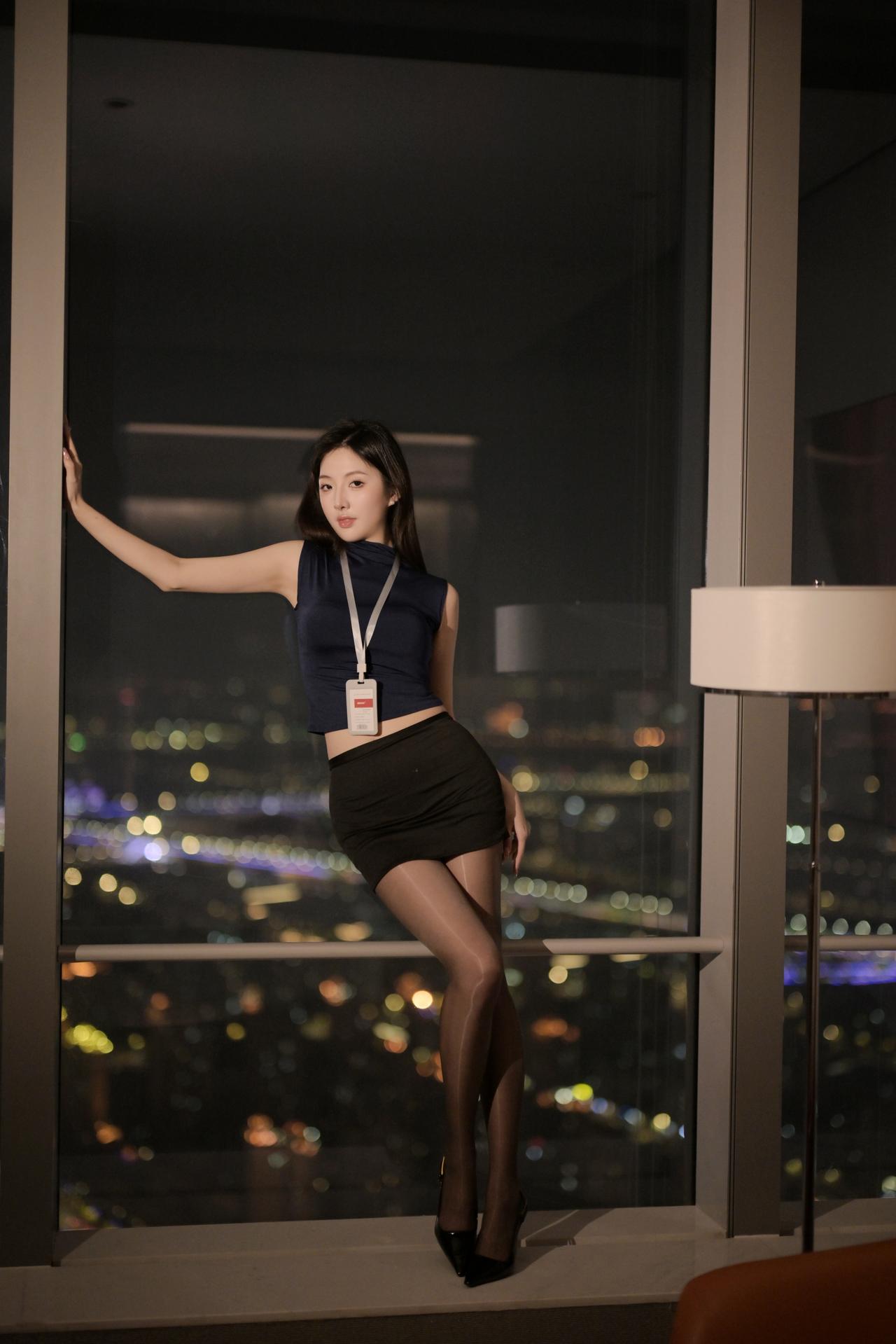 黑丝美女如同一朵朵黑色的玫瑰，神秘又迷人，让人不禁想要一探究竟。《每一盏窗后，