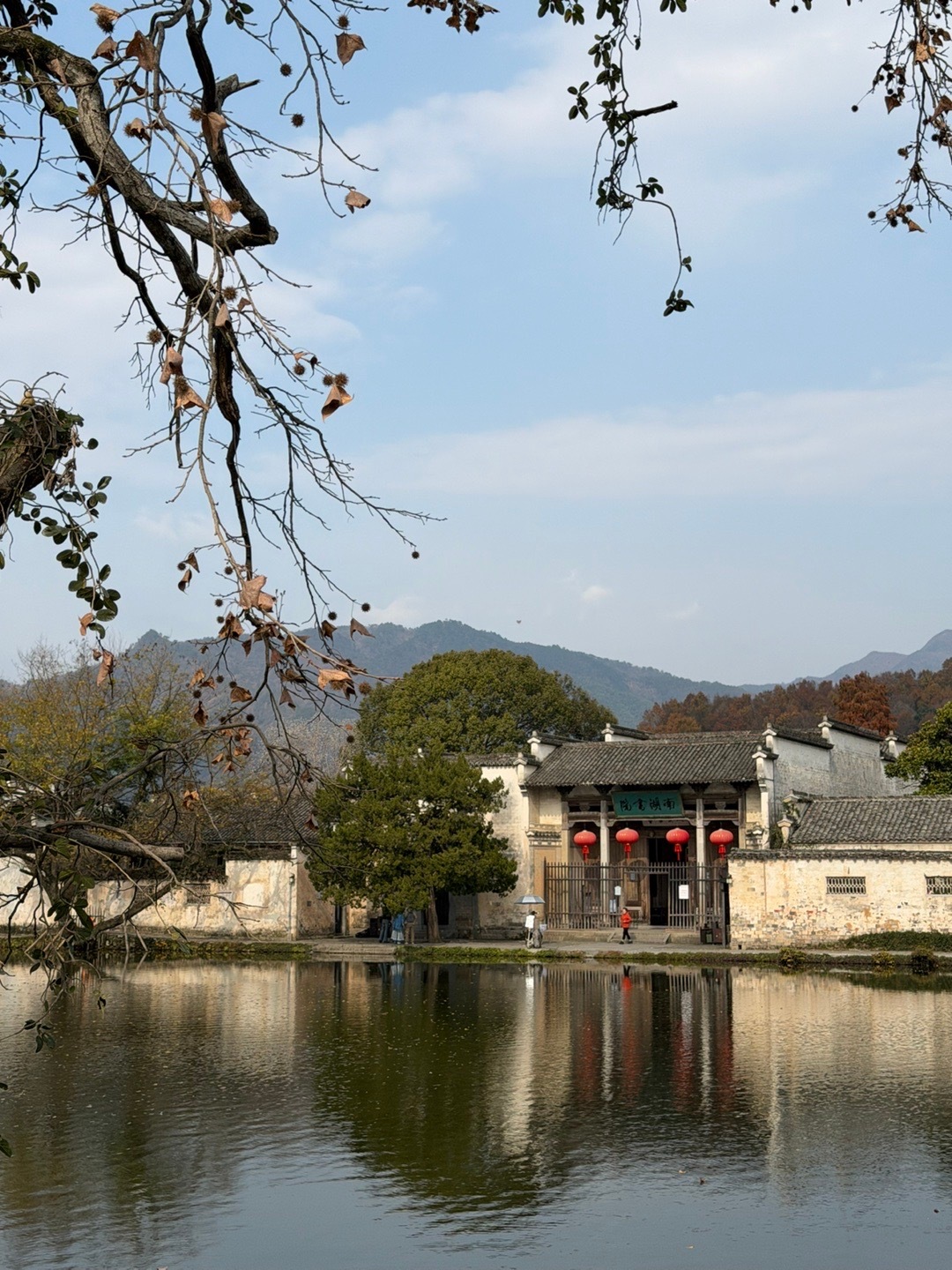 又认识了一个新字yi黟县古镇很静谧路边小店买的旗袍也够拍几张游客照📸黄