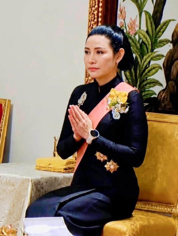 诗妮娜贵妃在帕公主头七仪式上镜头少，不是摄影师的问题而是角度问题，单独看贵妃娘娘
