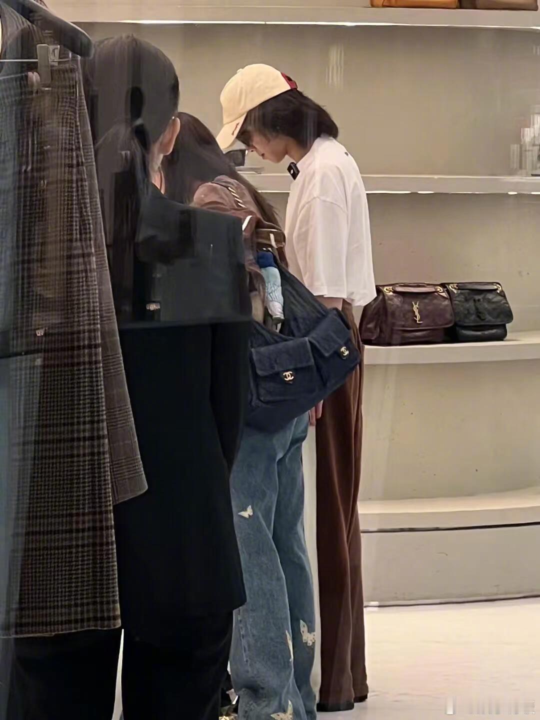 在海口免税店逛街，被好多路人偶遇了，花花真的好瘦好长一只，太帅了