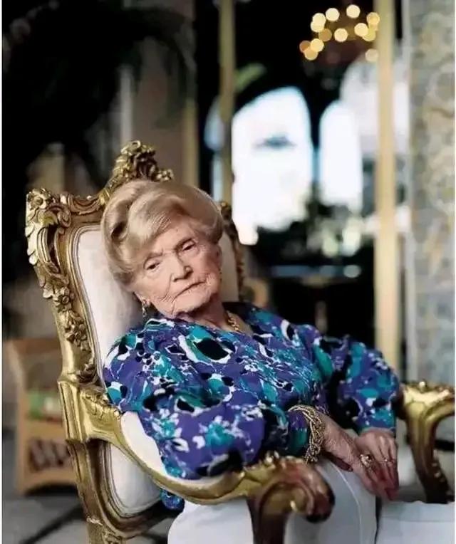 图片是：特朗普已故的母亲。出生于苏格兰一个贫穷村庄，少女时代以保姆身份来到纽约