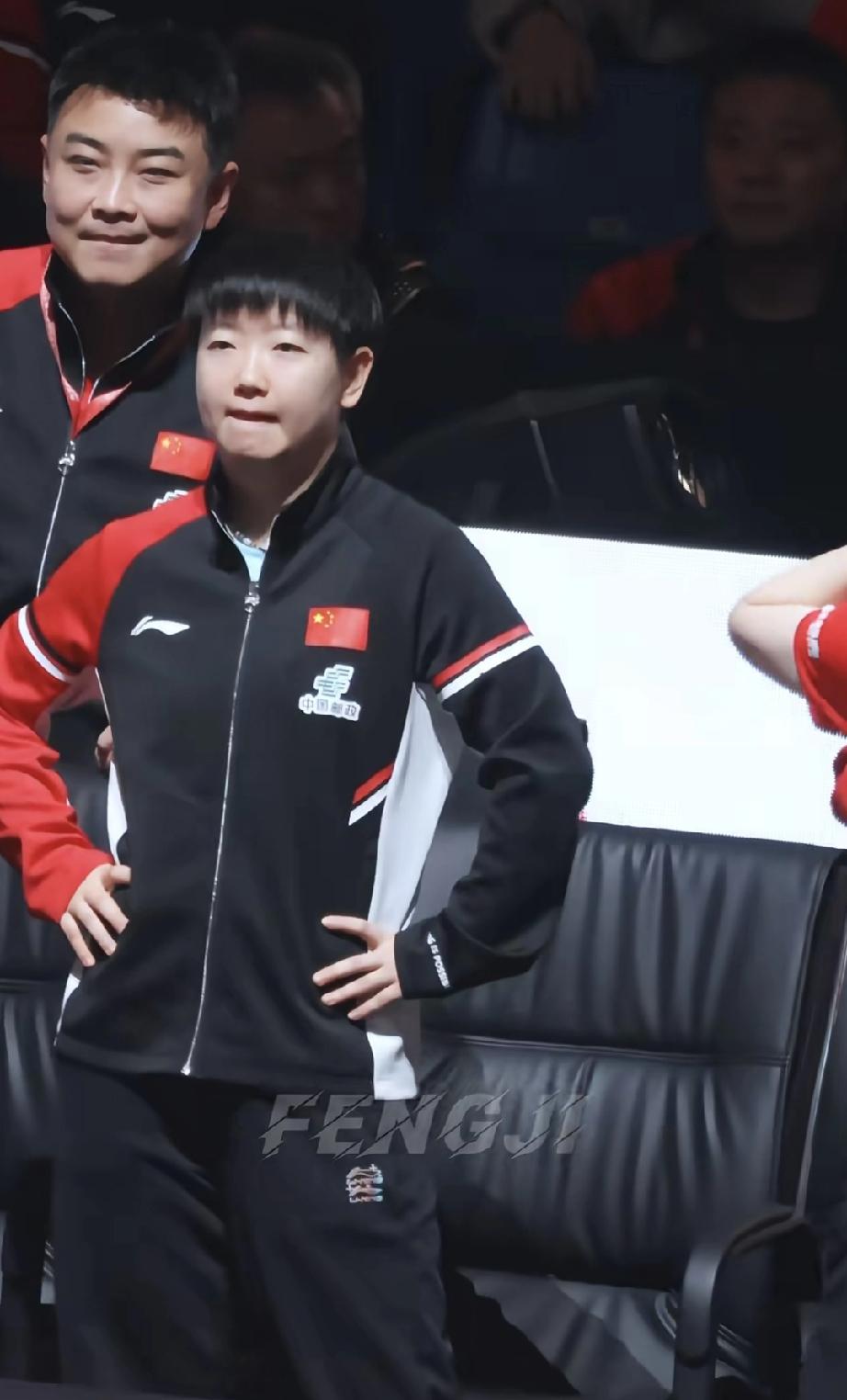 港队一家亲。莎莎和王皓看着港队不赛，真是心跳加速，表情太丰富了。香港队对阵日本