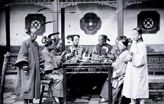 1904年，通房丫李氏，站着侍奉丈夫与正妻长达33年。这日，她正在盛饭。谁知，管