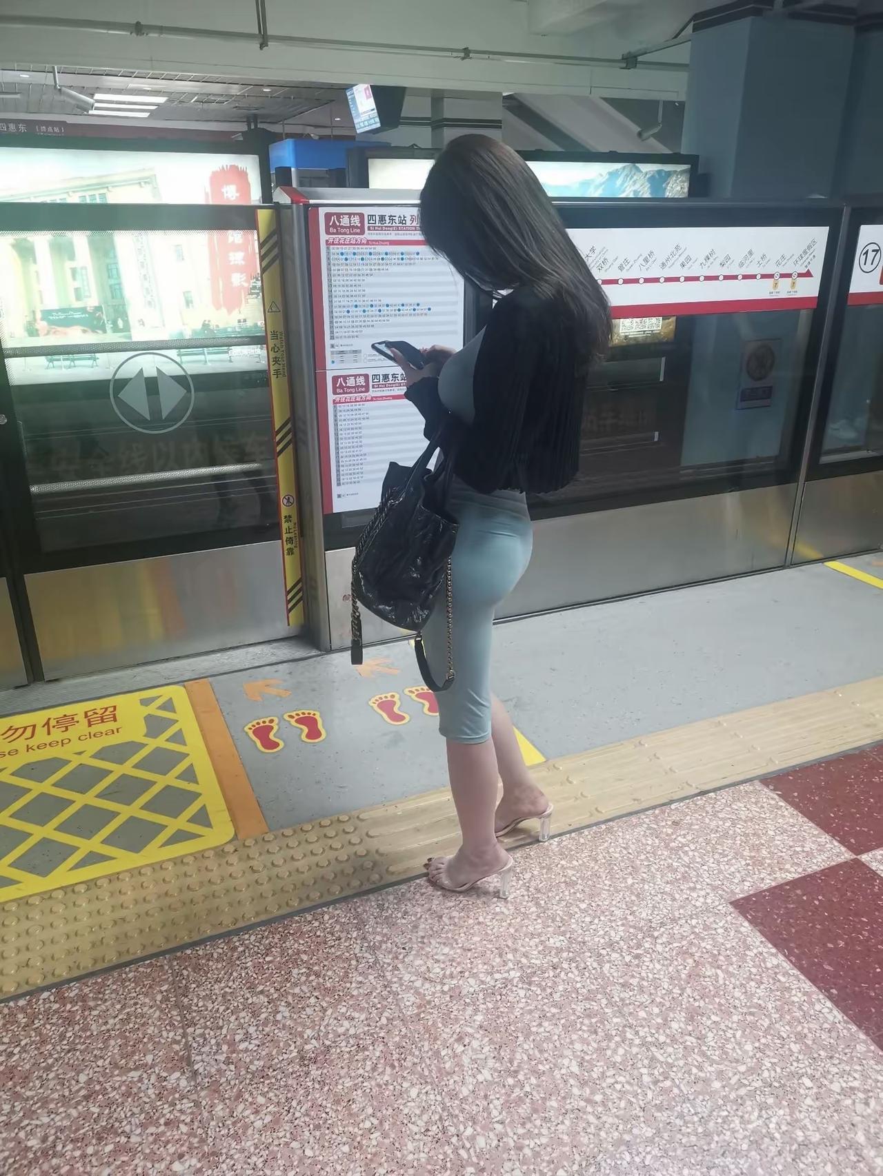 坐地铁遇到的极品身材美女，还没到站我就跟着下去了……