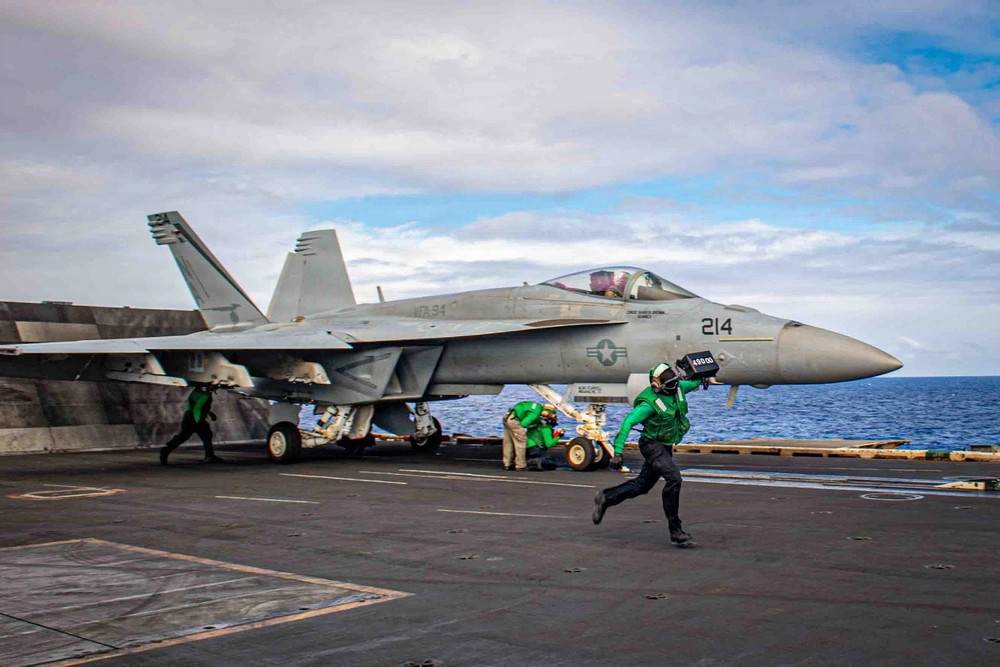 美国海军尼米兹号航母(CVN-68)上的舰载机起飞重量指示牌，49000磅，约等