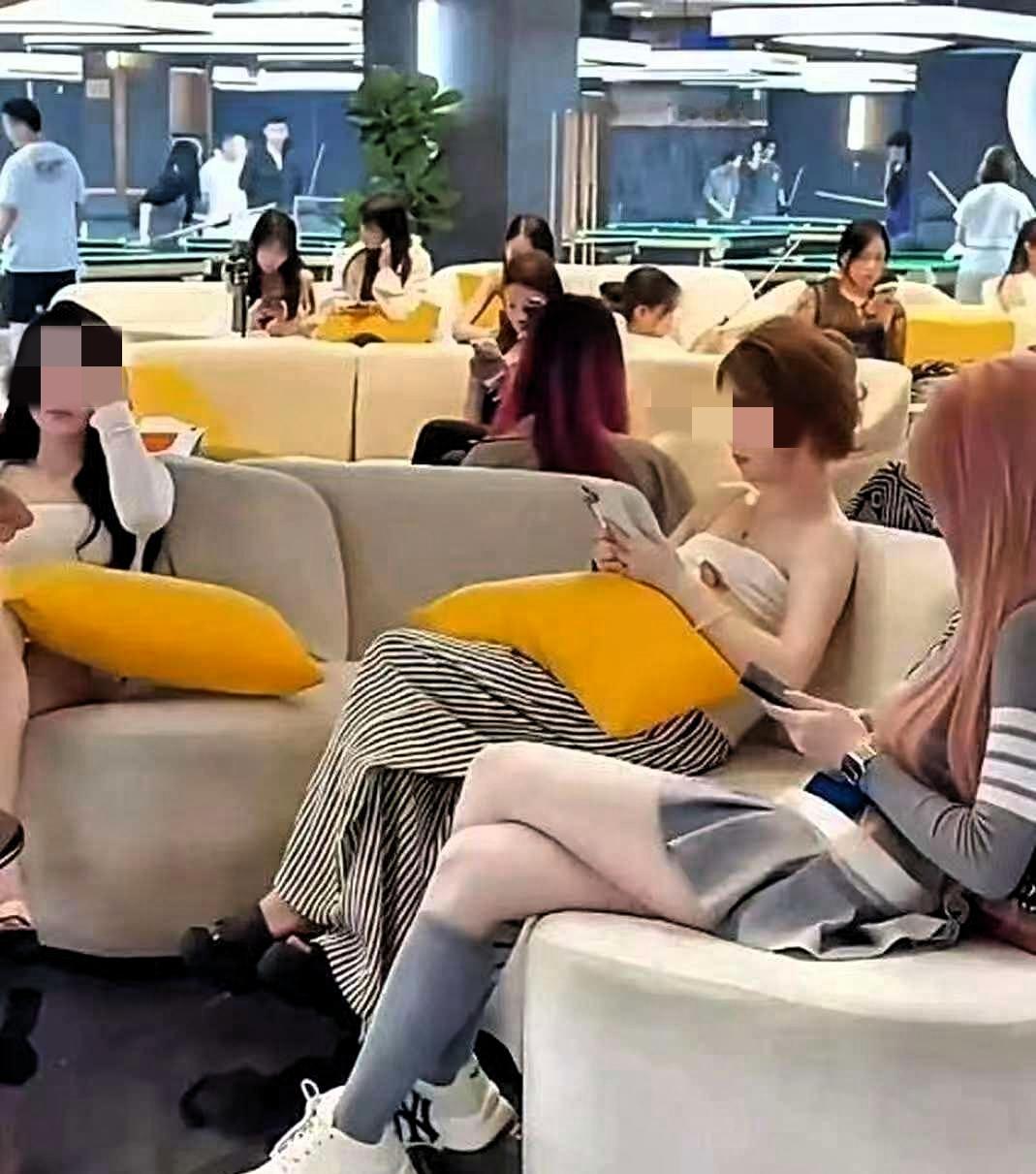 这便是如今台球室的乱象！本是供人打球娱乐之所，却摇身一变成了美女集中营，台球成了