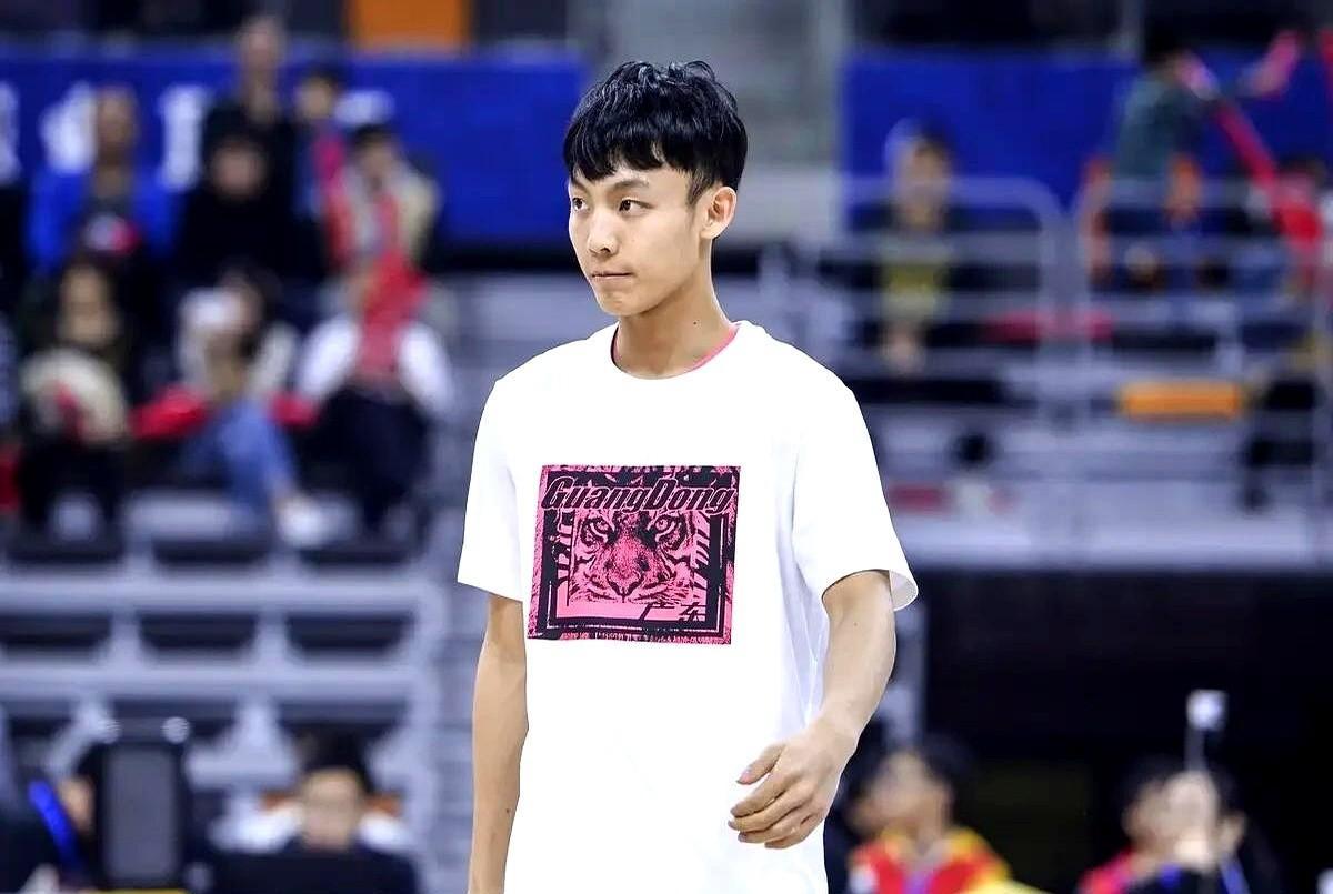 杜锋对徐杰的使用，真是让人看不懂，整整三场比赛，球权几乎全在外援手里，徐杰就被按