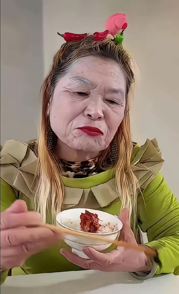 老太太爱上互联网这热度一发不可收拾啊！[笑着哭]