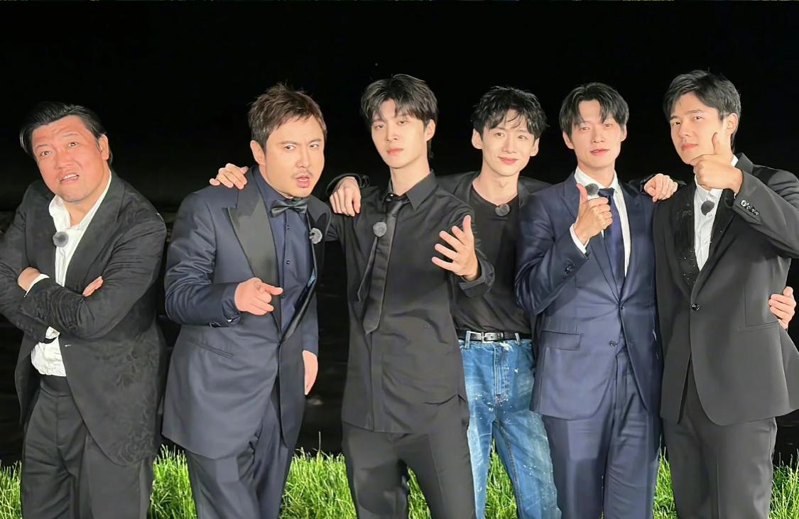 6位男星同框：我认出了张眉努眼、面色偏红、双臂交叉于胸前的贾冰，西装革履、乜斜着