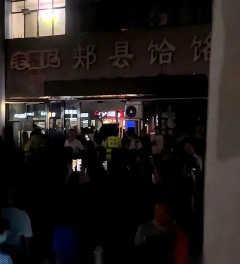 郑州那家面馆，灯黑了，门关了。可门口，里三层外三层，全是人。你说奇不奇怪，大