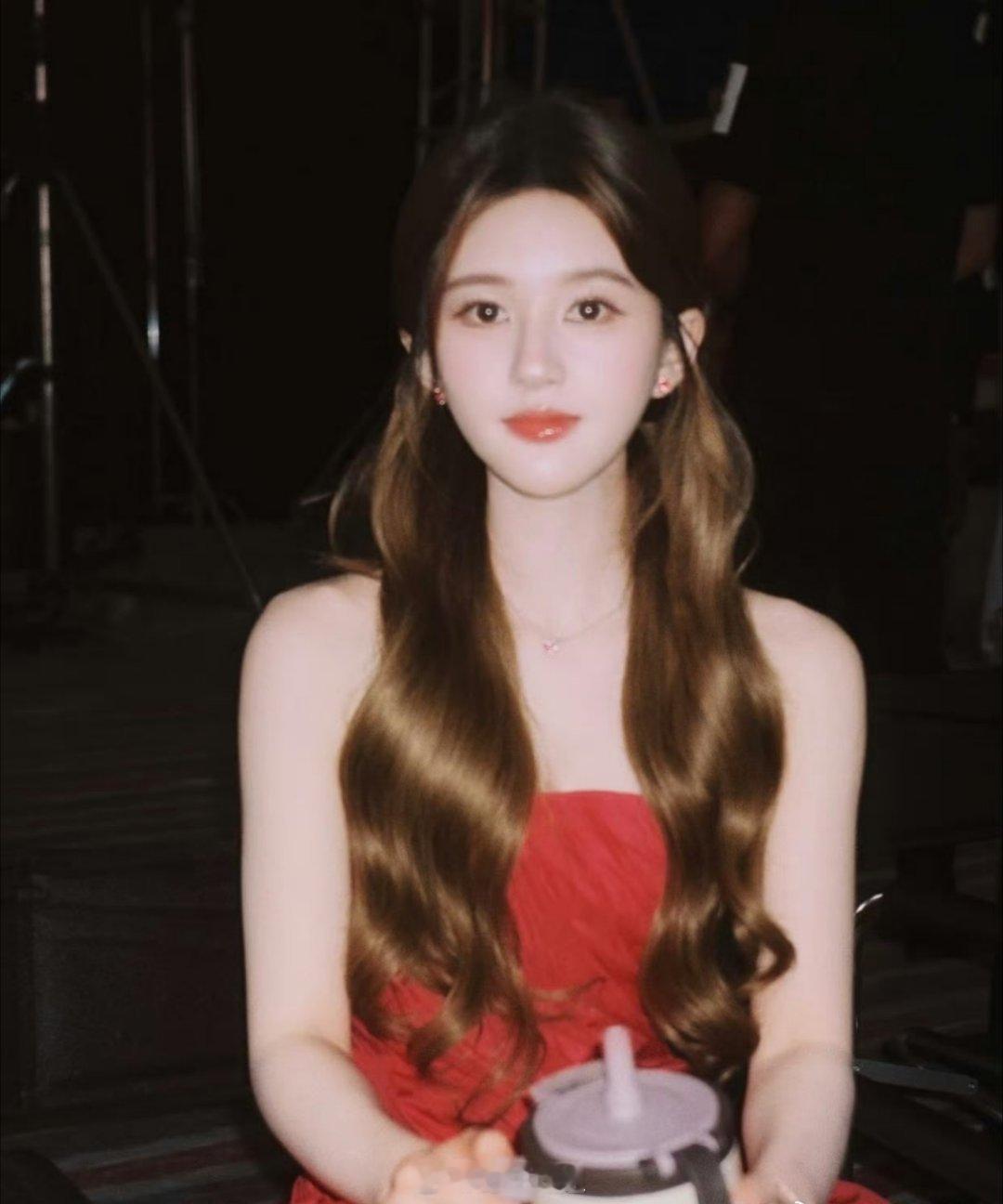 赵露思最新营业物料，是谁被美到了