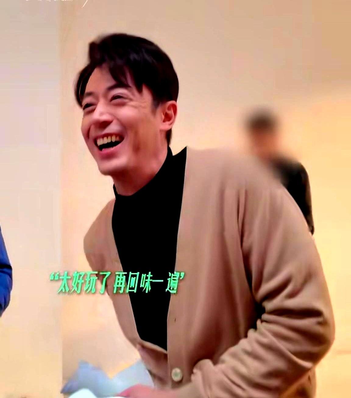 我有一个表姐是剧组里的化妆师，她说现实里的霍建华，荧幕上高冷严肃，私下却是个