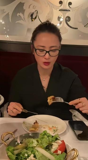 难怪陈建斌昧着良心也要背叛吴越。蒋勤勤确实长的漂亮，素颜也美的出众。看看蒋勤