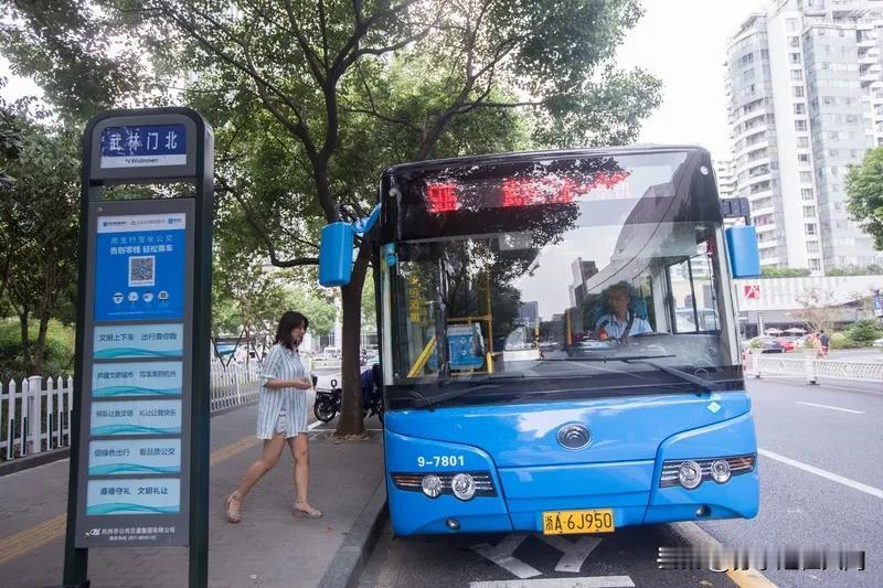 杭州公交正遭遇客流危机，如今公交日均客运量比10年前下降近50%。一方面，机动车